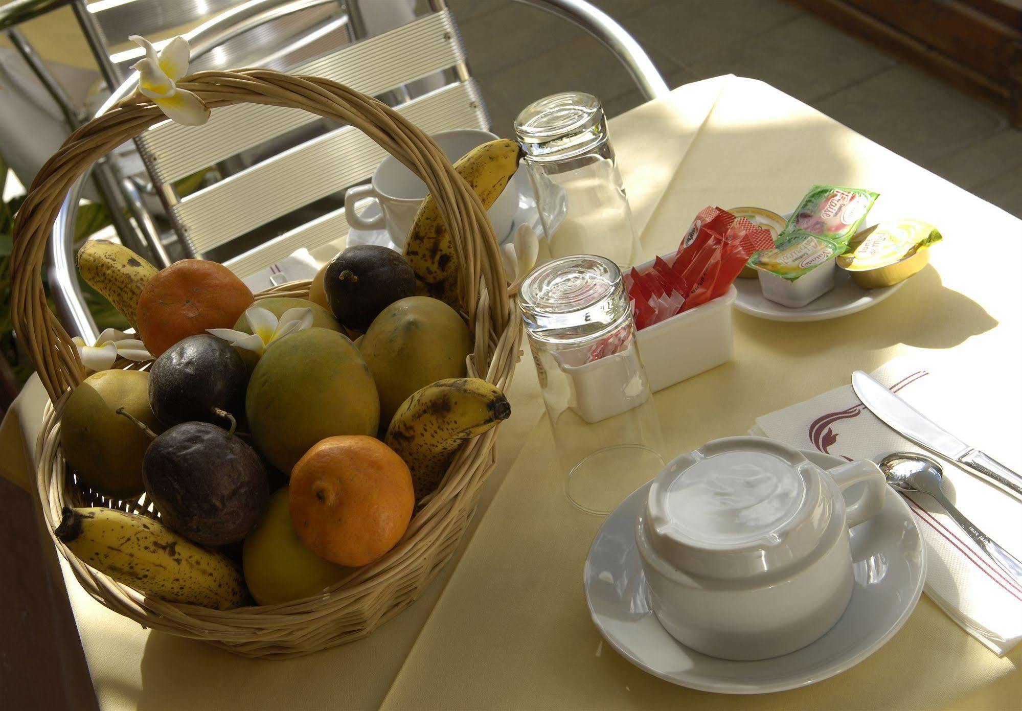 Le Kerveguen Otel Saint-Gilles-les Bains Dış mekan fotoğraf